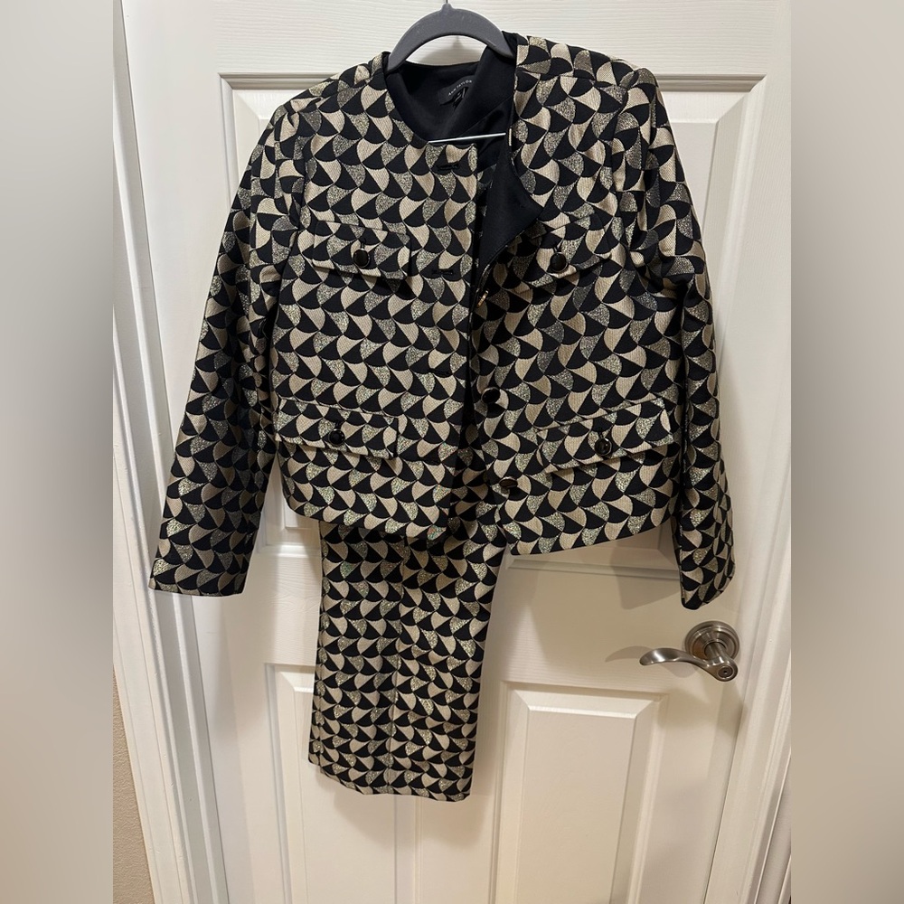Suit with gold detail in fabric. Perfect for evening events